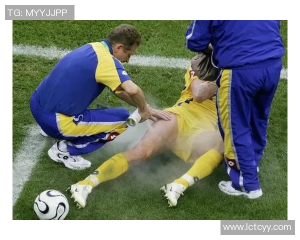 足球巨星比赛中意外受伤流血坚持拼搏感动全场球迷